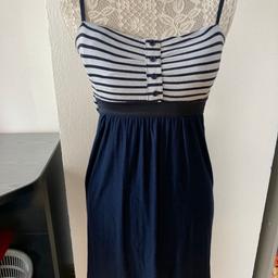 Verkaufe dieses dunkelblau/weiße marineartiges Sommerkleid!
Der Rückenausschnitt hat die Form einer Schleife!
Gr. S

Privatverkauf - daher keine Garantie, Gewährleistung oder Rücknahme!