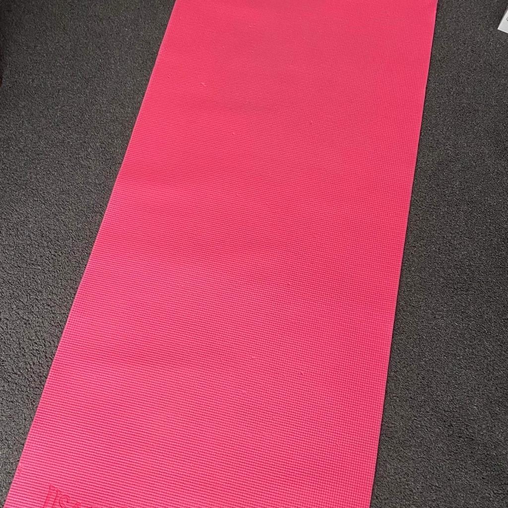 USA PRO Gymnastics/ Yoga Mat. Ideal for someone that is learning gymnastics. Great piece of kit to have for training with. Cushioning mat. Also great item to use whilst doing Yoga. Good condition. B36 area. £6.