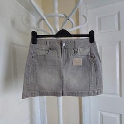 Skirt “Clockhouse”

Pale Grey Colour

New With Tags

Actual size: cm

Length: 32 cm front

Length: 34 cm back

Length: 35 cm side

Volume waist: 74 cm – 77 cm

Volume hips: 81 cm – 83 cm

Size: 8 (UK)

99 % Cotton
 1 % Elastane

Made in China