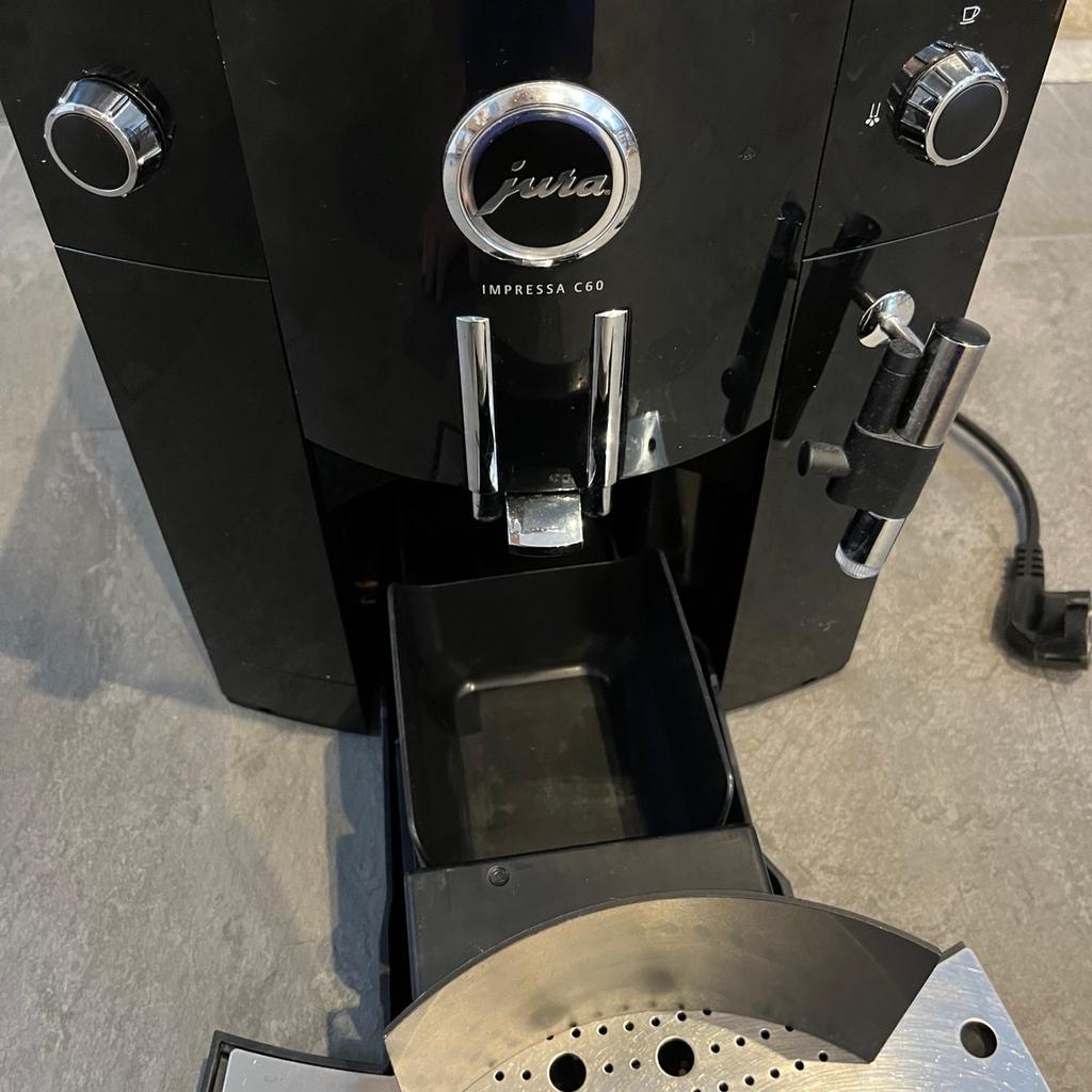 Verkaufe eine Kaffeemaschine von Jura. Sie macht super Kaffee und wurde erst gewartet. Die Brüheinheit in der Maschine ist neu! Selbstverständlich wurde das Gerät immer gereinigt und entkalkt.
Tolle Kaffeemaschine!