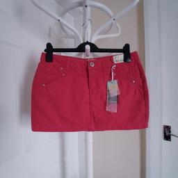 Skirt “Denim Co"

Dark Pink Colour

 New With Tags

Actual size: cm

Length: 29 cm front

Length: 31 cm back

Length: 32 cm side

Volume waist: 78 cm – 80 cm

Volume hips: 90 cm – 92 cm

Size: 10 (UK ) Eur 38

100 % Cotton