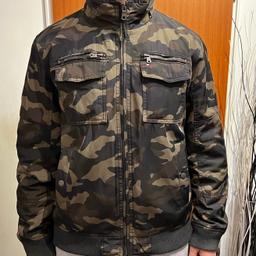 Camouflage Jacke von Tommy
Siehe Bilder