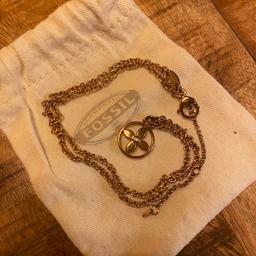 Halskette von Fossil in Rosé. 

Neuwertig da nur 1-2.x getragen. 

Lieb gemeintes Geschenk das leider nicht ganz meinen Geschmack trifft. 😌