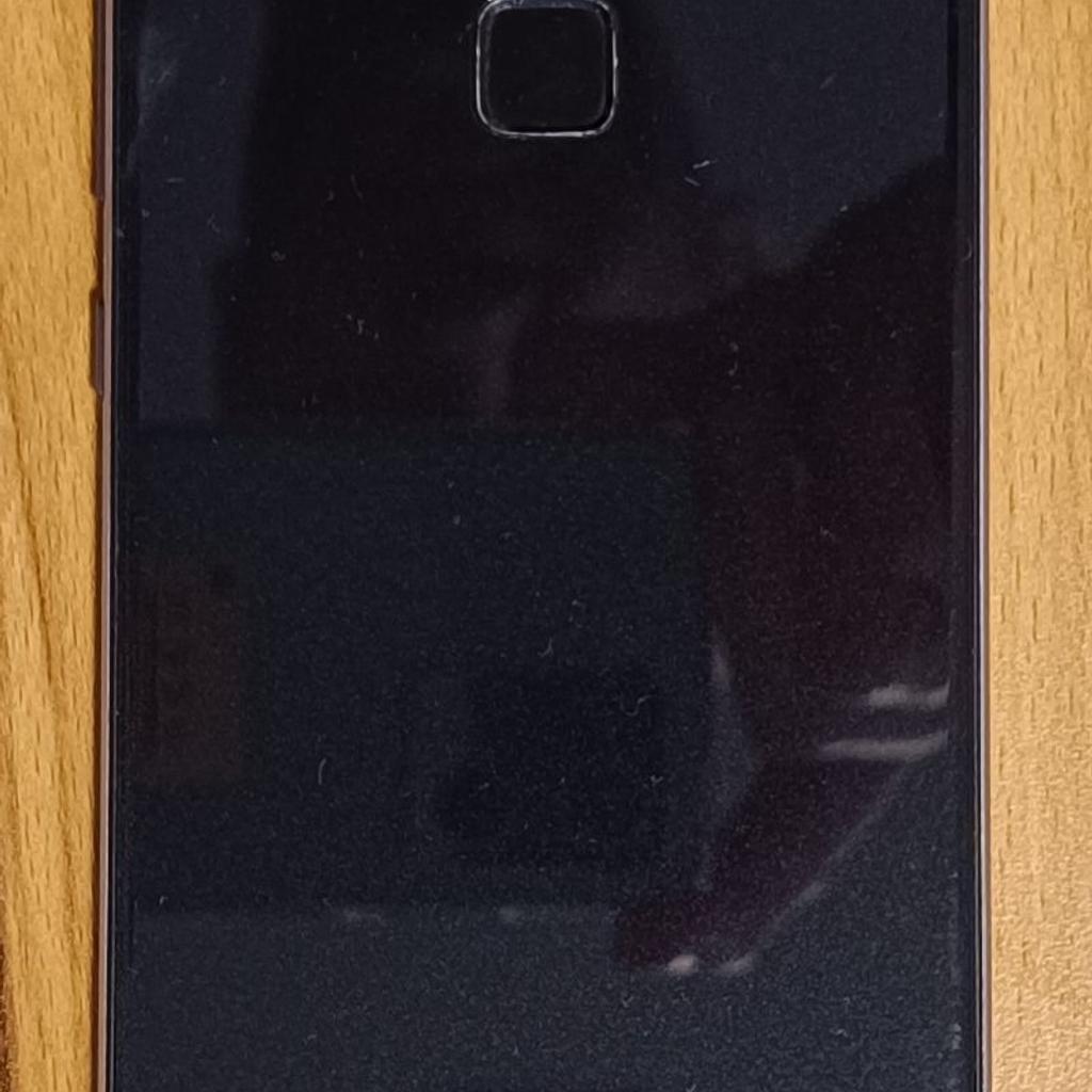 Huawei P10 Lite - 32 GB ROM - 3 GB RAM - 1920 x 1080 Pixel (Full HD) Auflösung

Das Handy ist voll funktionsfähig und hat normale Gebrauchsspuren (siehe Foto). Das Handy hat einen Drei (3) Simlock und kann mit folgenden Mobilfunk-Anbietern verwendet werden:
Drei (3)
Spusu
Lidl Connect
Educom
Eety
HELP Mobile
Kabelplus
Tchibo Mobil

Da es sich um einen Privatverkauf handelt, wird die Ware unter Ausschluss jeglicher Gewährleistung oder Garantie verkauft!