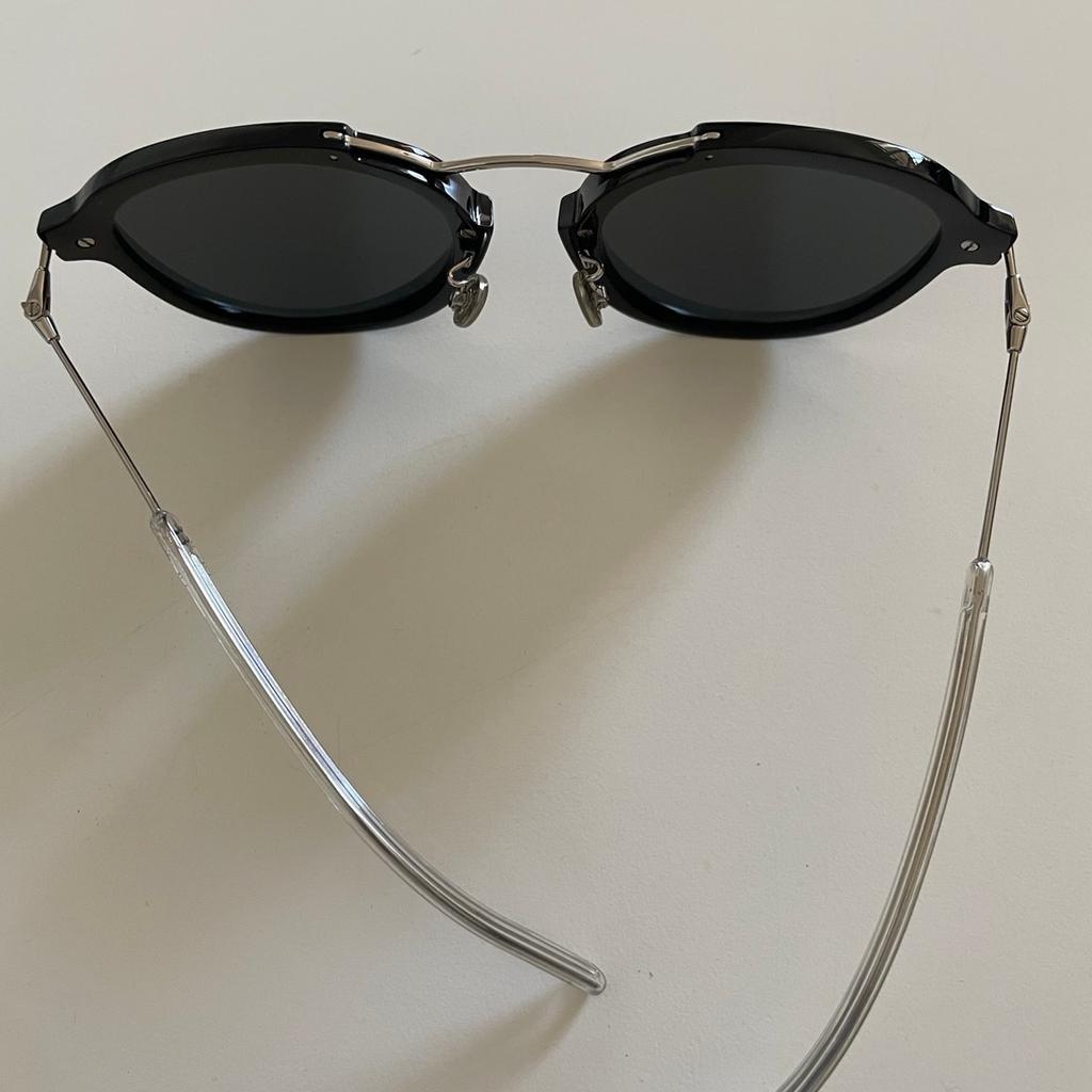 Dior Sonnenbrille mit silbernen Details, unisex geeignet

Top Zustand (siehe Fotos) nur 1,2 mal getragen

inkl. Rechnung, Etui

Privatverkauf keine Garantie gewährt!