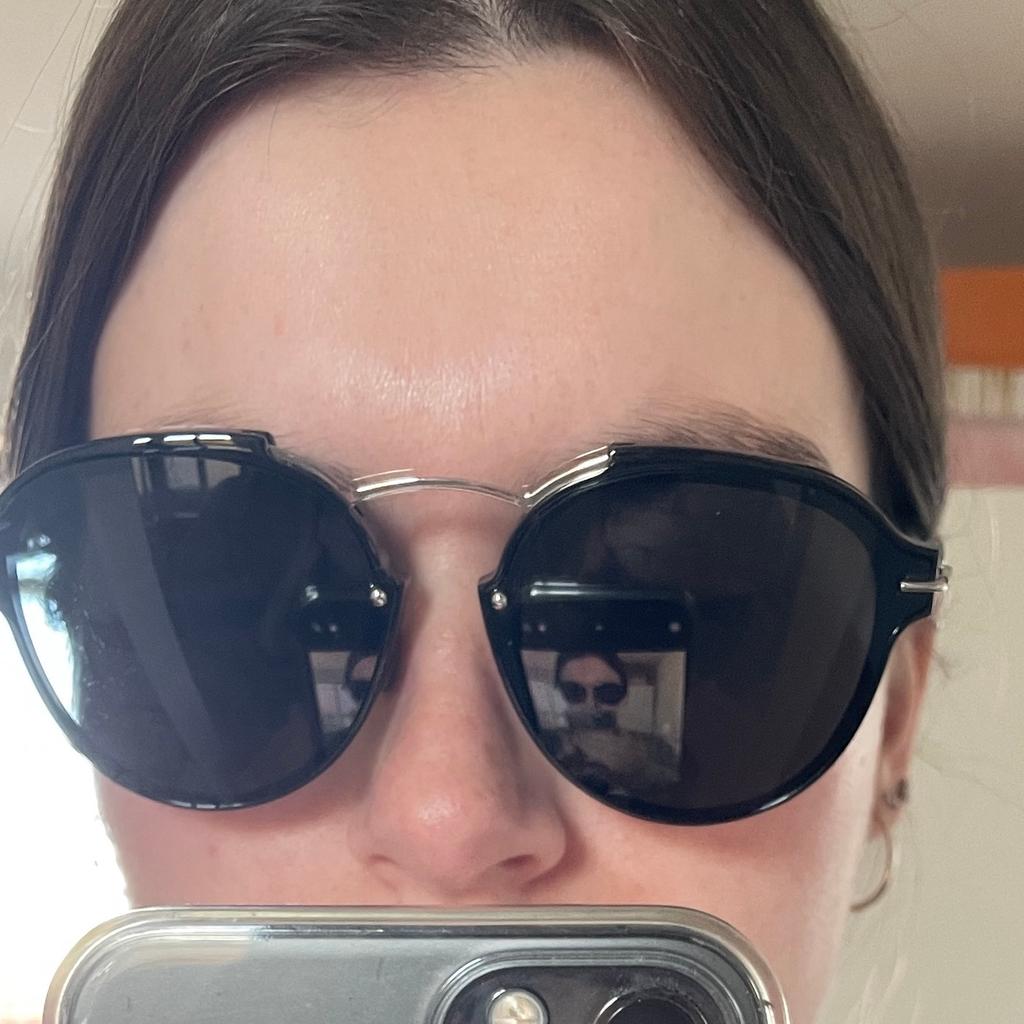 Dior Sonnenbrille mit silbernen Details, unisex geeignet

Top Zustand (siehe Fotos) nur 1,2 mal getragen

inkl. Rechnung, Etui

Privatverkauf keine Garantie gewährt!