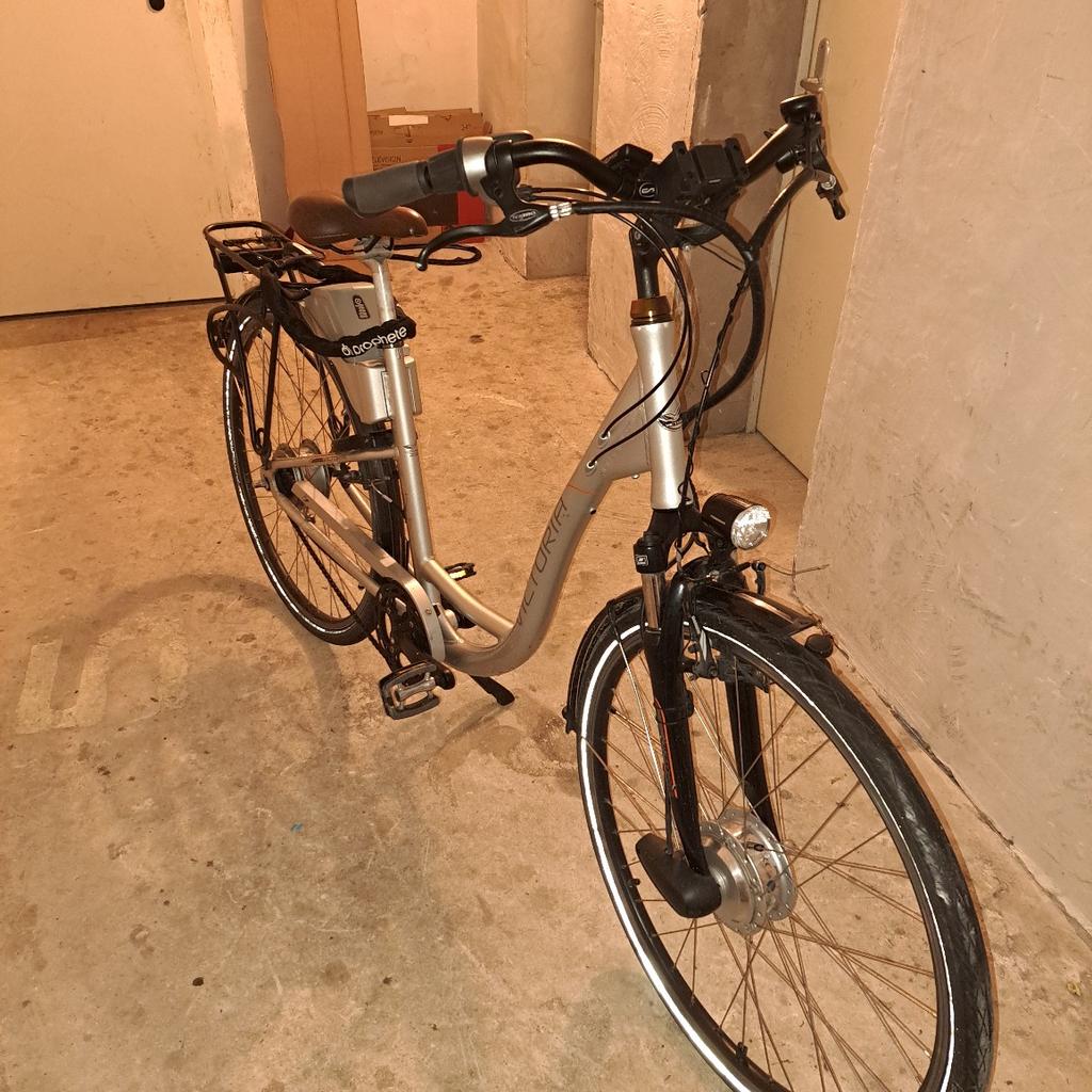 Hallo zusammen, verkaufe hier mein E-Bike des deutschen Herstellers Victoria. Das Fahrrad eignet sich perfekt für die City und wird inkl. Schloss, Korb und Fahrradtasche verkauft. Der Zustand des Fahrrads ist gut und fährt sich auch gut, nur leider ist hinten an der rechten Seite ein wenig angeschrappt (siehe Bilder).

Bei weiteren Fragen einfach melden :)

Grüße

Miguel