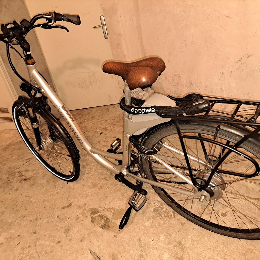 Hallo zusammen, verkaufe hier mein E-Bike des deutschen Herstellers Victoria. Das Fahrrad eignet sich perfekt für die City und wird inkl. Schloss, Korb und Fahrradtasche verkauft. Der Zustand des Fahrrads ist gut und fährt sich auch gut, nur leider ist hinten an der rechten Seite ein wenig angeschrappt (siehe Bilder).

Bei weiteren Fragen einfach melden :)

Grüße

Miguel