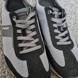 Men's size 8 Hilfigure trainers is great condition.
Cash only. PICK up only.