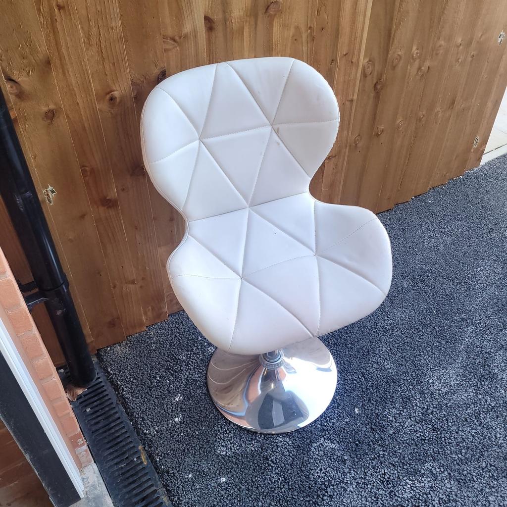 beautiful cream/white leather look dressing table chair
lifts up and down
spins
non smoking home