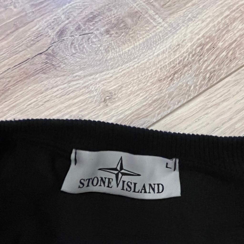 Biete hier meinen Stone Island Sweater Pulli in Schwarz an ♥️
Es steht zwar Größe L drin, aber der fällt kleiner aus..passend bei Gr. S.
Privatkauf: keine Garantie oder Rücknahme