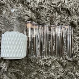 The Makeup brush holder with 20 pieces of makeup brushes

#makeupbrushes #makeupbrushholder