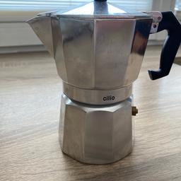 Cilio Espresso Kocher klein für 1 Tasse ️
Neu und unbenutzt, lt Foto 
Verpackung nicht mehr vorhanden 
Material: ALU
Privatverkauf daher keine Garantie und Rücknahme.
Versand bei Übernahme der Versandkosten möglich.