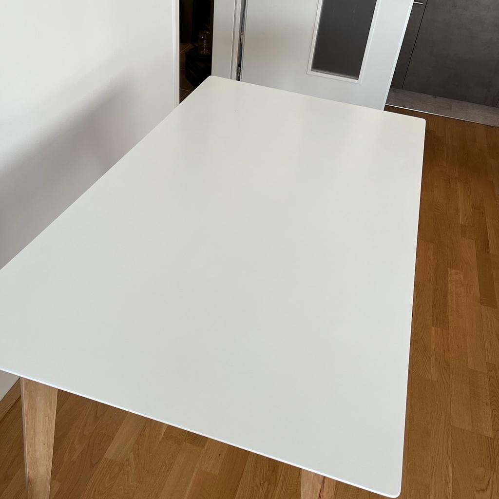 • Ess- oder Schreibtisch
• weiße Tischplatte
• Tischfüße holz
• 120 x 70 cm
• 75cm hoch
• leichte Gebrauchsspuren auf der Tischplatte ansonsten in ausgezeichnetem Zustand!
• Selbstabholung