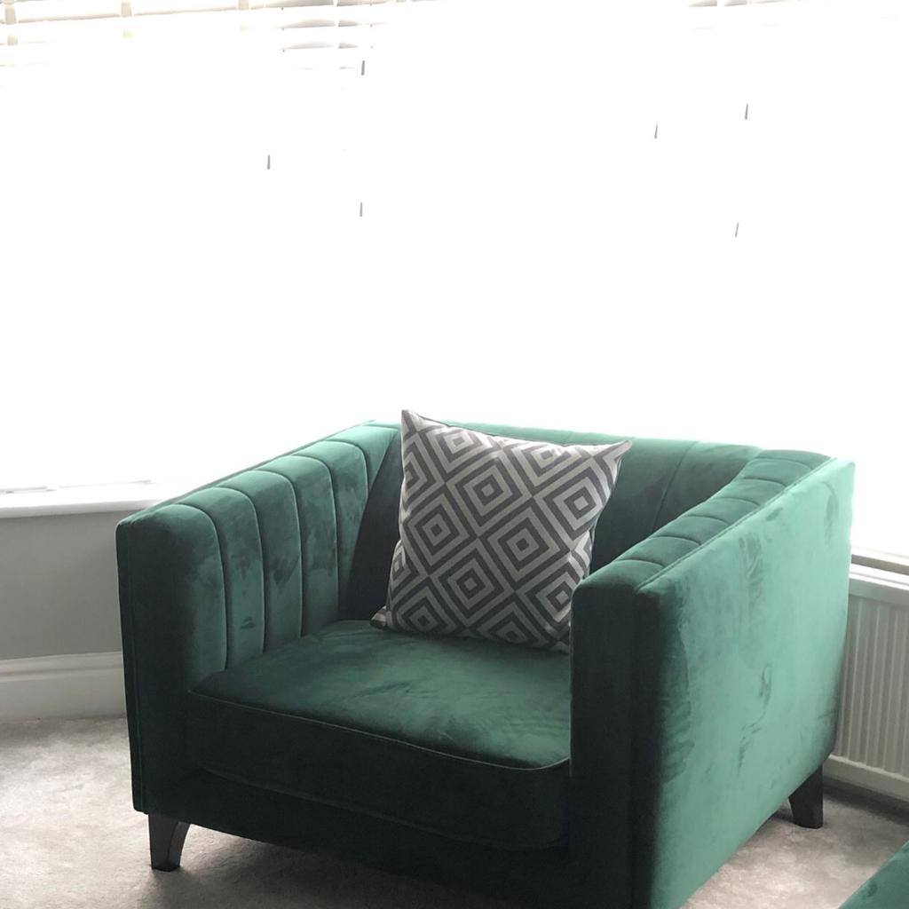 Fluted Ivy in dark green velvet, and won’t be able to get enough of its beautiful throwback vibe. The fluted back design is a contemporary twist on a classic chesterfield sofa style, giving this range a unique look that really stands out! Was bought for £750! Selling at £250.