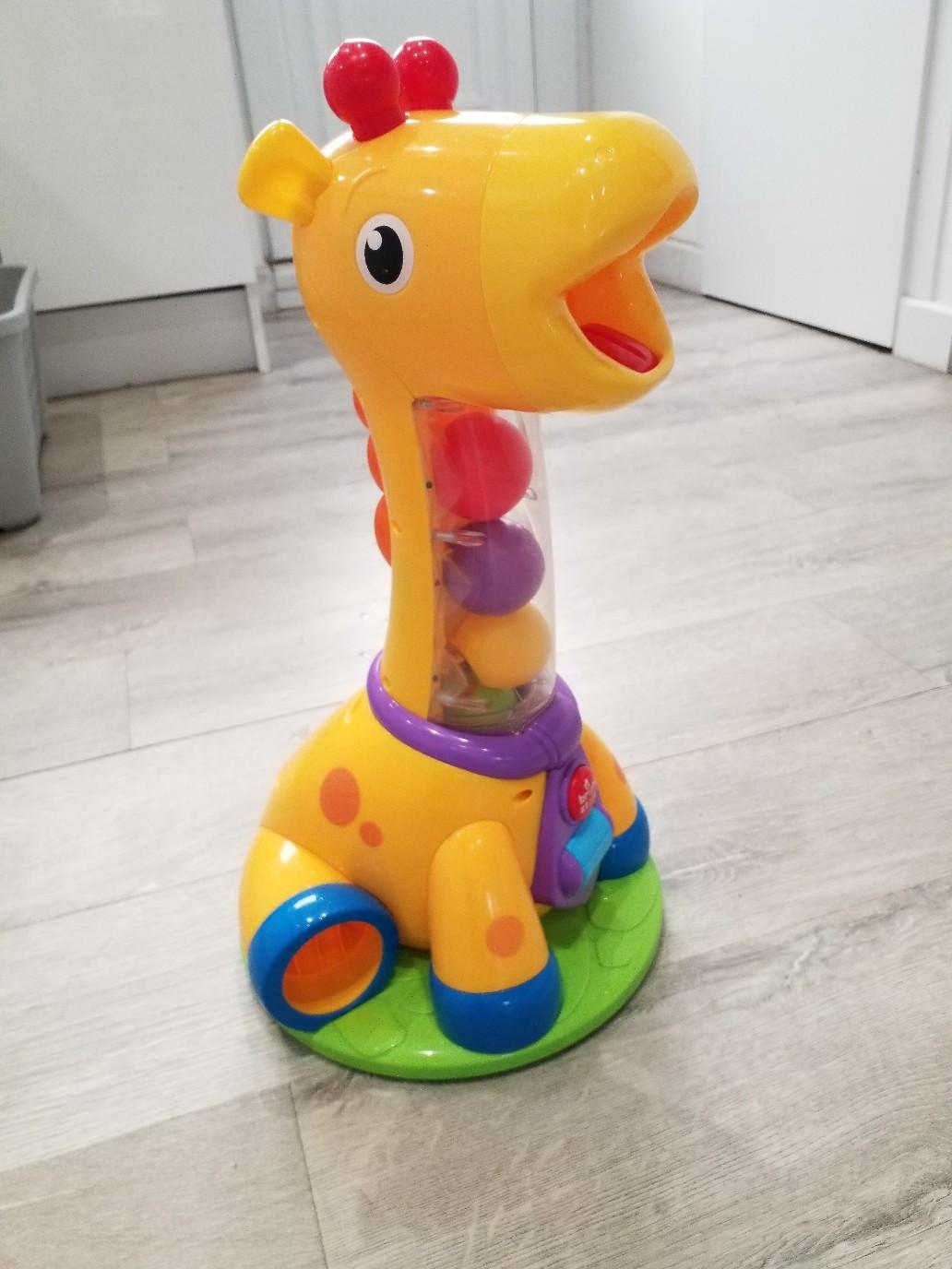 Spin and giggle giraffe ball popper.. musical in NE31 Tyneside für 15 ...