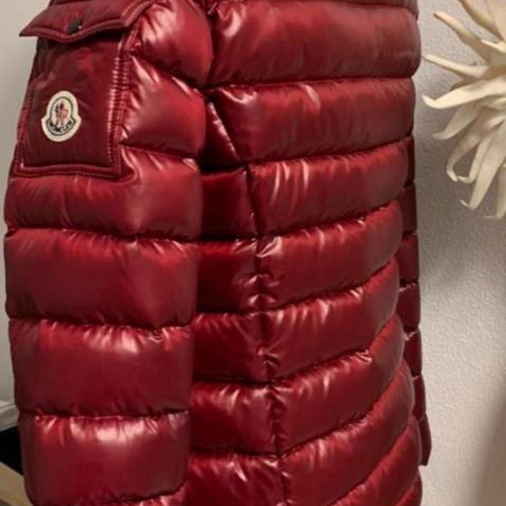 Moncler Jacke
Größe 3(38-M)
Wie neu (2 mal getragen )