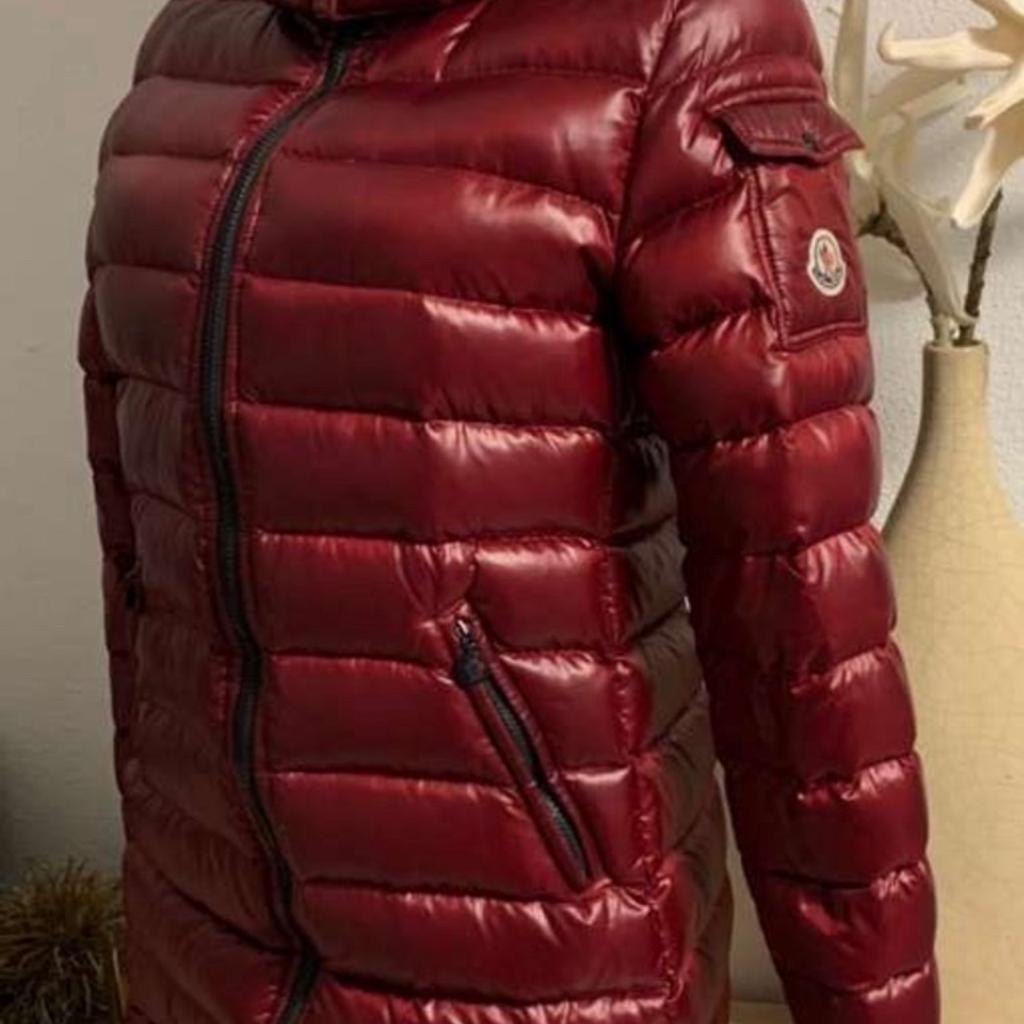 Moncler Jacke
Größe 3(38-M)
Wie neu (2 mal getragen )