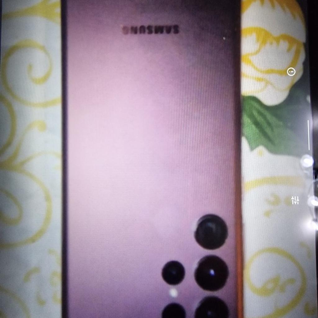 verkaufe hier mein Samsung galaxy s22 ultra in der Farbe Violett mit Karton Ladegerät und das Handy funktioniert einwandfrei bei Interesse gerne melden und Preisvorschlag senden.