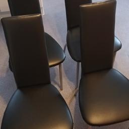 4 Esszimmerstühle mit hoher Rückenlehne zu verkaufen
-Kunstleder
-Metall Stuhlbeine
-stabil und belastbar bis 130 kg
-mit sichtbaren Gebrauchsspuren
auf einem Stuhl ist die Sitzfläche sehr porös
Preis für alle Stühle zusammen 30€