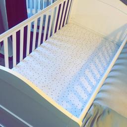 White Elle cot with micro fibre cot mattress 120x60cm.
Comes with 3 settings. Age 0-4 years
Literally like new hardly used.