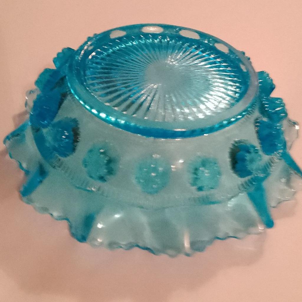 Small vintage electric blue glass dish. Approximate measurements are 12.5 cm diameter and 4 cm high.
It is in very good condition and see also the photograph which form part of the description.
Collection from Harlington near Heathrow with cash on collection please.