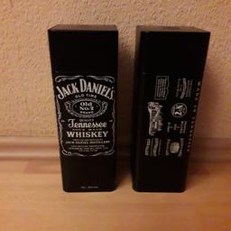 2 schöne schwarze Jack Daniels Dosen aus Blech. 26 x 9 x 9 cm. Top Zustand