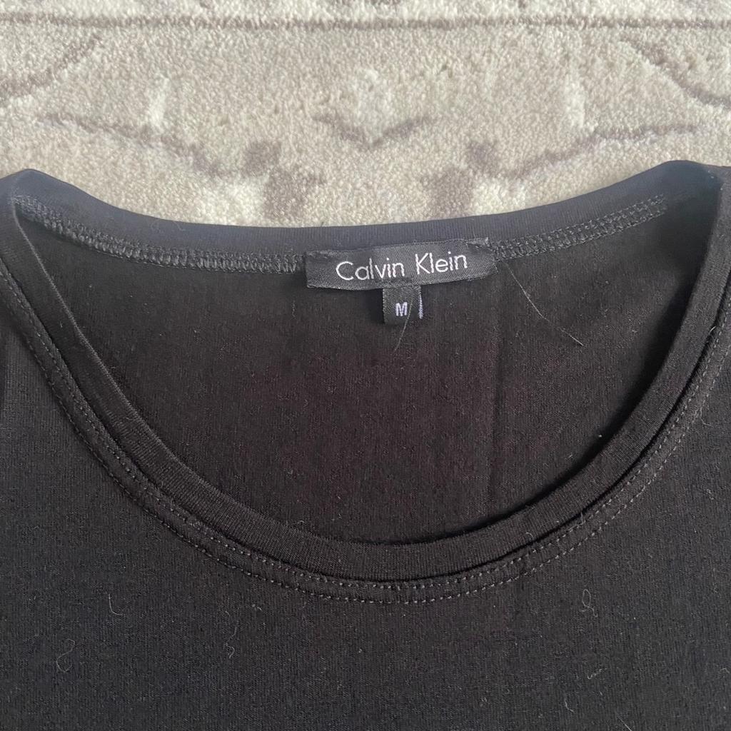 Wunderschönes, kaum getragenes Tshirt von Calvin Klein mit Glitzersteinen. Fällt größenentsprechend aus.