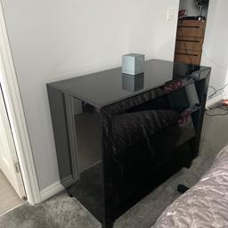 Heavy black gloss 
2 set of drawers - 3 draws in each
2 bedside tables with 3 drawers
Recent slight crack to one bedside drawer 
Still good quality and not that noticeable. They just don’t really go with my new bed 
Extremely heavy