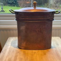 LARGE ANTIQUE COPPER WASH TUB BOILER / LIDDED STORAGE. 
This is a large double boiler, 
Copper on the outside with brass knob to the lid
It is antique so shows a lot of wear and use
Lovely patina
 This is ideal to use as storage, kindling holders, fire starters, pet food bins, salt, ice melt, bird feed, etc.
It’s a lovely piece to have as a display item and useful for storage
Please see photos for description

Viewing welcome