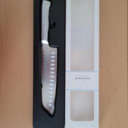 Santoku Messer von Marke  SMEG. 
Neu .
Fix preis  55 Euro.