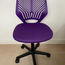 Yaheetech purple computer chair, modern desk chair, armless, mesh office chair with ergonomic style back support and wheels for students study or home work.
Product dimensions: 50D x 55W x 92H cm
Adjustable Seat Height: 43-56cm
The seat is soft padded with high-density foam and a double-layer mesh cover to upgrade your sitting experience. Thick padded upholstery is soft to touch and sit, double-layered mesh cover and high-density filler is resilient, which ensures deformation-resistant.
This home office swivel chair has a relatively wide and deep seat measuring 17.7×18×3.3’’ (L×W×Thickness) to ensure the optimized comfort.
Without any defects and in complete working order. Owned less than one year from brand new.