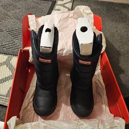 Kids navy blue Hunter boots. Worn but in very good condition. 
Size 11 
Box a little damaged on the outside 
Cash on collection nw5 4nd 
Offers welcome