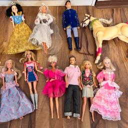 Verkaufe verschiedene Barbie Puppen mit Zubehör.
Die Puppen wurden bereits bespielt, deshalb haben einige Kleider bereits Risse an den Nähten.
Sie lassen sich trotzdem anziehen und schließen. 

Die Puppen stammen alle aus einem Nicht-Raucherhaushalt.

Abholung ist möglich.

Dies ist ein Privatverkauf.