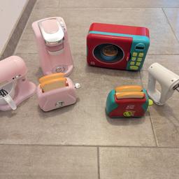 Verkaufe Puppenküchen-Zubehör:

Microwelle, 2 Toaster, Handrührgerät, Küchenmaschine und eine Kapselkaffeemaschine