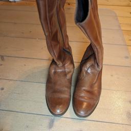 Hiermit verkaufen wir Stiefel von Tamaris in der Größe 38. Sie haben eine Höhe von der Sohle bis zur oberen Kante 38 cm. 

Die Stiefel wurden selten getragen.