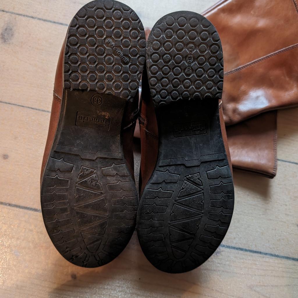 Hiermit verkaufen wir Stiefel von Tamaris in der Größe 38. Sie haben eine Höhe von der Sohle bis zur oberen Kante 38 cm.

Die Stiefel wurden selten getragen.