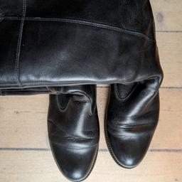 Hiermit verkaufen wir Stiefel von Tamaris in der Größe 38. Sie haben eine Höhe von der Sohle bis zur oberen Kante 38 cm. 

Die Stiefel wurden selten getragen.