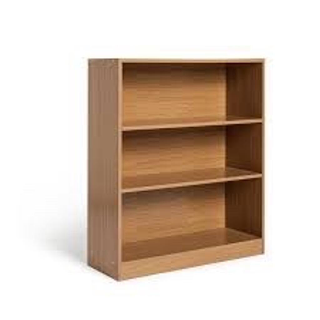 Habitat Short Bookcase - Oak Effect already assembled but all new and we can deliver local
style makes it versatile enough to suit any lounge, office or bedroom. Display ornaments, store books or showcase some plants
Size H82.5, W65, D16.5cm