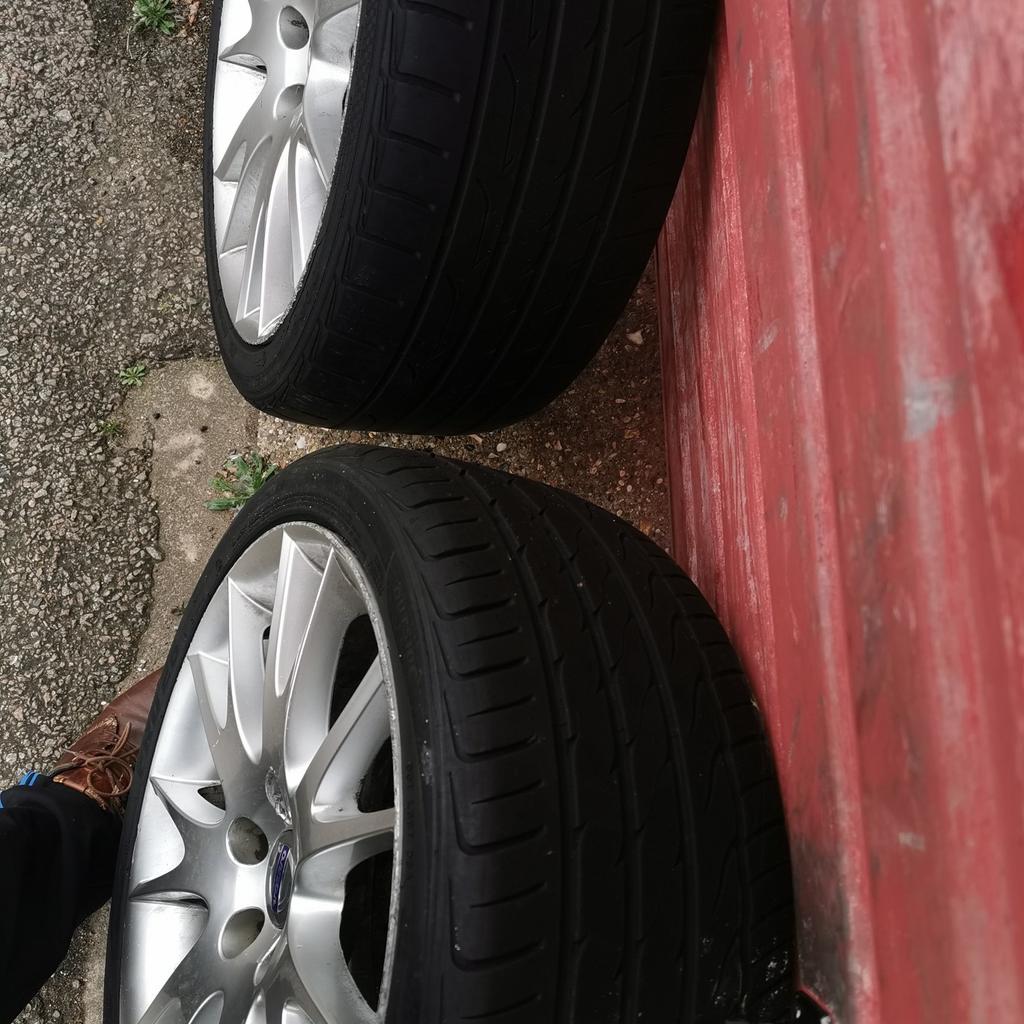 Alloy wheels with tyres for Volvo C70 18". The wheels are in a good condition, not perfect and the tyres with good threads, two pretty much new. Size of the tyres are 235/40/18. Collection only.