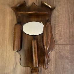 Wooden vintage hanging brush and mirror hallway set in good condition.   Height 18 inches
Width 10 inches.  Condition is very good