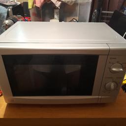 George home 700w microwave 

not used much

some chipped paint as seen in photos

doesn't affect operational

fully functional 

open to offers