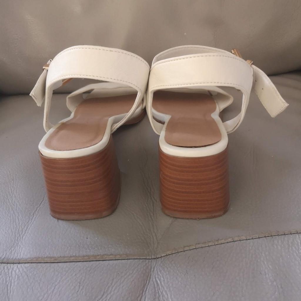 Lovely cream low heeled sandals
Size 5
New look