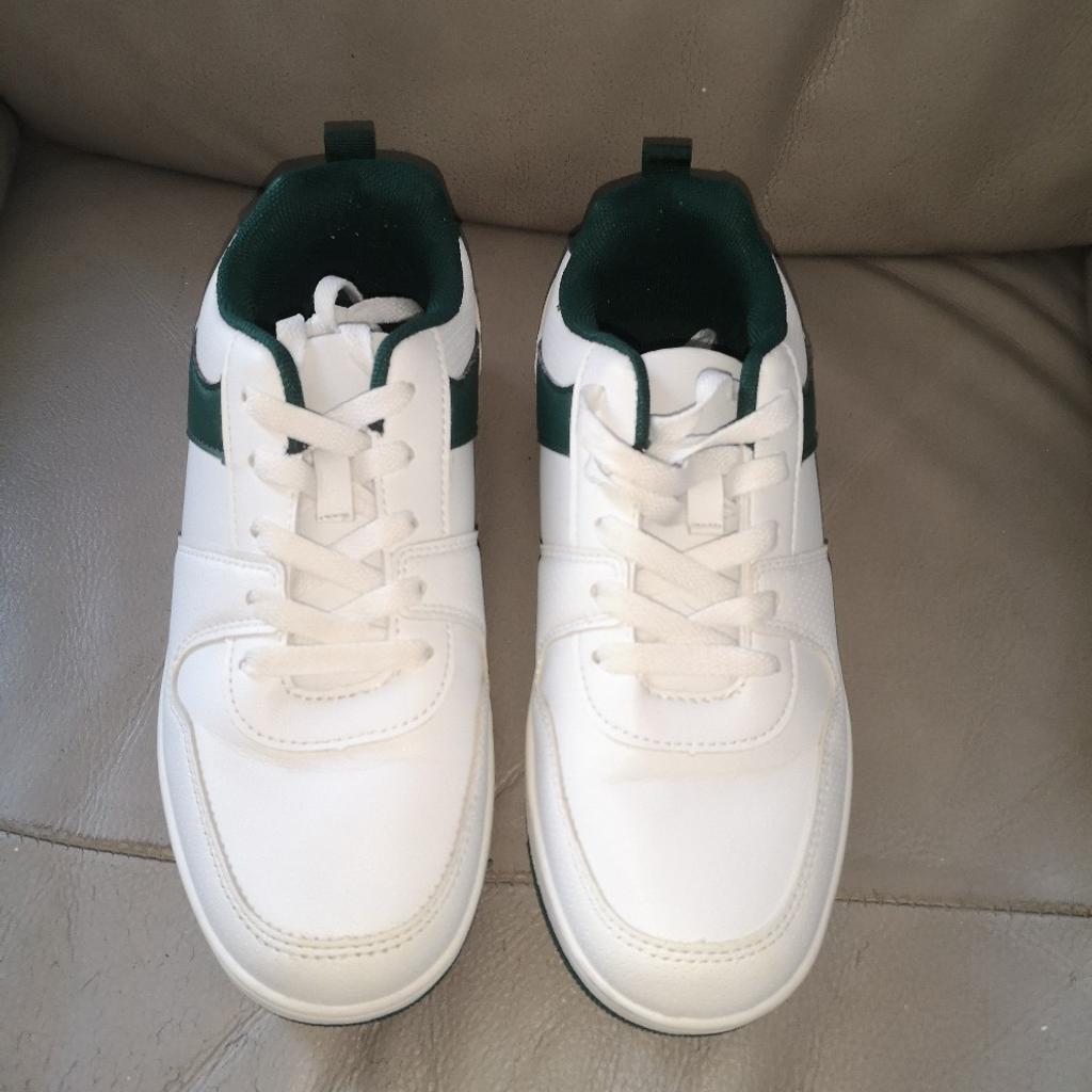 Green & white trainers white trainers
Size 5
Primark