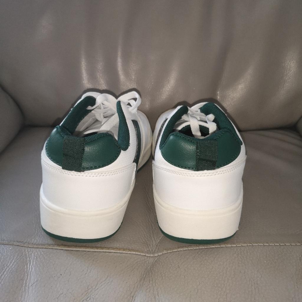 Green & white trainers white trainers
Size 5
Primark