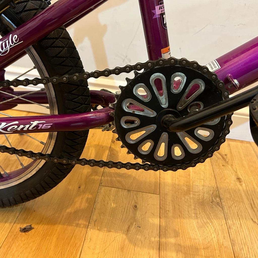 Kent 16 Hollywood kids BMX 10’’ frame purple
Single Speed, V-Brakes, 16" Wheels, Height Adjustable Seat, Urban Tyres, Bell, Reflectors.