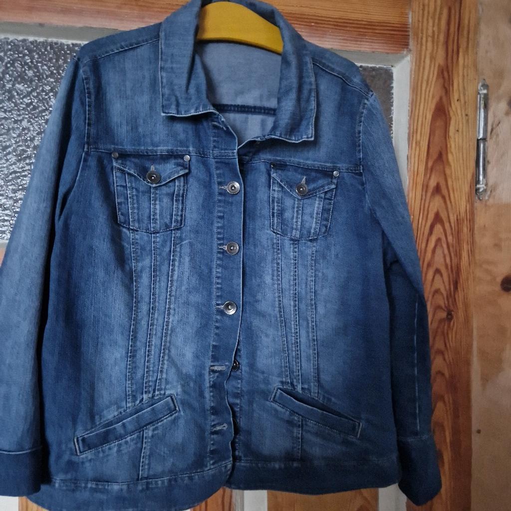 Jeansjacke von Gina Laura
gr. XL
Kaum getragen
Versand unversichert für 5 Euro möglich
Keine Rücknahme