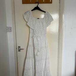 It’s a very beautiful white dress size 8 and it’s from Dorothy Perkins.
