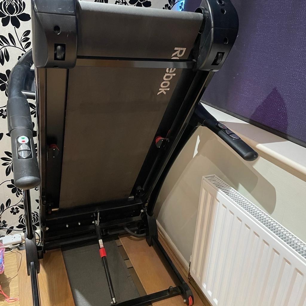 Treadmill in great condition hardly used has safety cord and cable for mp3 / phone, music can be played through speakers on machine, mph/km, loads of different programs pre set, inclines, also does your heart rate❤️ x2 drink holders and assembly guide and tools, selling as I prefer to run outside and is taking to much space in my bedroom £250 was up for £450 ono COLLECTION ONLY very heavy