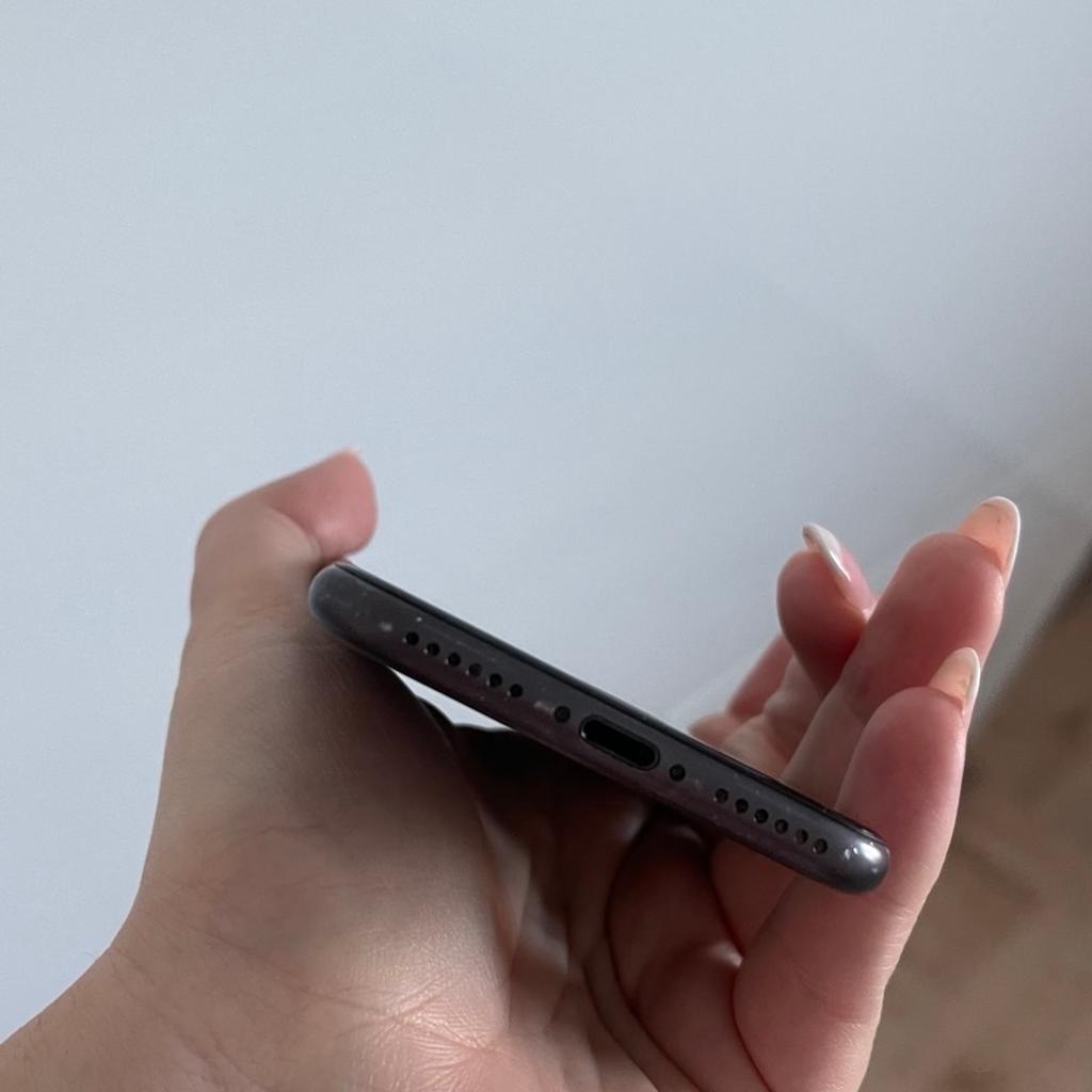 Sehr gut erhaltenes iPhone 8 mit 64 GB in Space Grau. Das iPhone hat einen Akkuzustand von 73%. Am Rahmen haben sich leider die Staubkörner ein wenig zu schaffen gemacht, dies kann jedoch wegpoliert werden. Ansonsten ist das Display, sowie die Rückseite frei von jeglichen Mängeln und in makellosem Zustand.

Mit im Lieferumfang enthalten ist:
1x iPhone 8 inkl originaler Verpackung
1x Aufkleber von Apple
1x Key zum öffnen der SIM Klappe
4x Glasfolie neutral
1x Hülle in schwarz

Bei Bedarf: 2x Homebuttonschutz in schwarz - neu und original verpackt

Zahlung via PayPal möglich, gerne auch mit Käuferschutz, sofern der Käufer die Gebühr übernimmt.

Versand versichert zzgl. ab 5,49€
